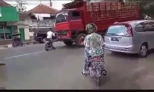 Kamyona Kafa Atan Motosikletli