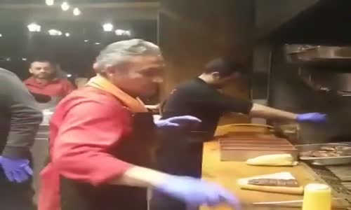 Gereksiz Atraksiyon Yaparak Siparişi Geciktiren Kokoreççi