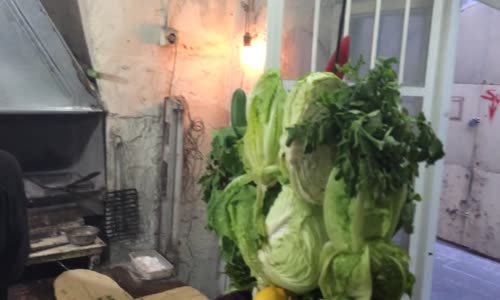 Mardin'de Mağarada Yakışıklı Bir Kebapçı ve Maruldan Sanat Eseri