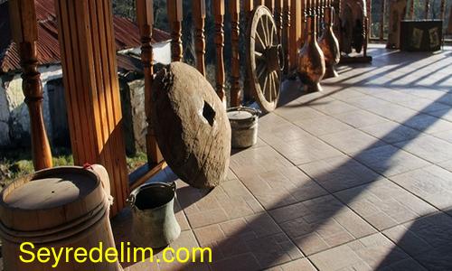 Evini müzeye çevirdi