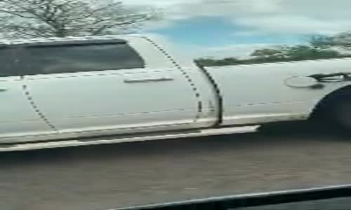 Akaryakıt Pompası ile Yoluna Devam Eden Kamyonet Sürücüsü 