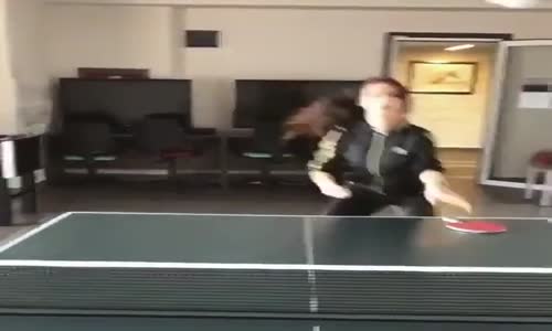 Döner Tekme ile Masa Tenisi Vuruşu Yapan Hatun