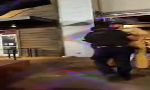 Sorun Çıkaran Adamı Kaldırıp Götüren Güvenlik Görevlisi 