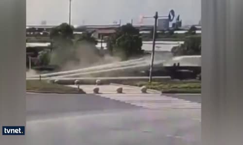 Ani Fren Yapan TIR Taşıdığı Direklerin Altında Kaldı