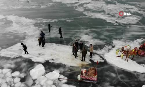 Çıldır Gölü’nde buzlarla vals 