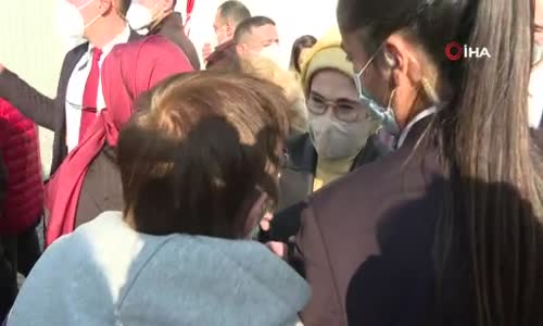 Emine Erdoğan, İzmir’de depremzedelerle bir araya geldi 