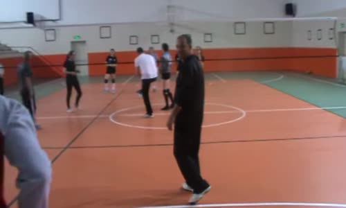 Kızlar Babalarına Karşı Voleybol Maçı İzle