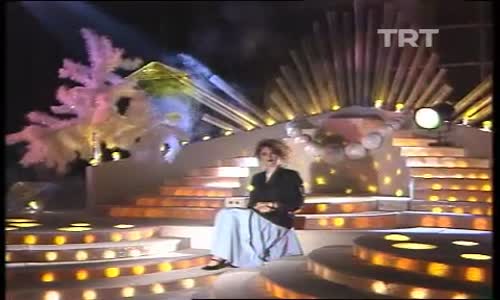 Aşkın Nur Yengi-Bir Gün Gelir izle