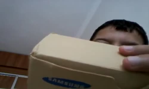Samsung Galaxy Tab 3 Kutu Açılımı Yapan Çocuk