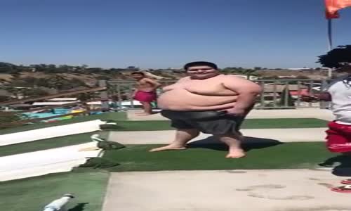 Su Kaydırağından Kayan Aşırı Kilolu Genç