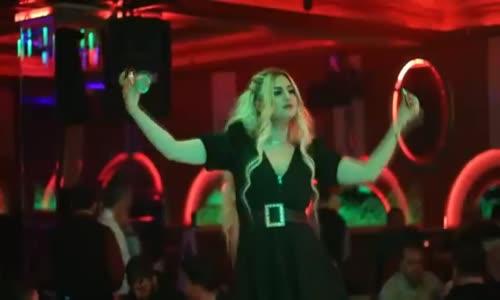 SARI SAÇLAR KIVIR KIVIR
