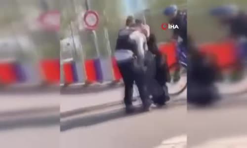 Fransa’da polis 'karşıdan karşıya geçtikleri' için başörtülü kadınları darp etti 