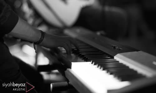 Giz Sahnesi - Tutsak (SiyahBeyaz Akustik)