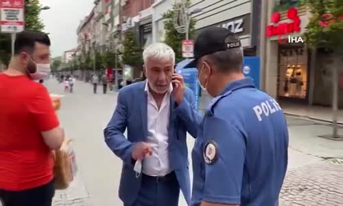 Yüzünde Olması Gereken Maskeyi Elinde Taşıdığı Yetmedi, Polise Tepki Gösterdi