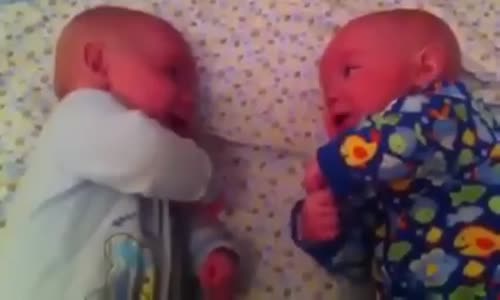 İkiz Bebeklerin Birbiriyle Tatlı Konuşmaları