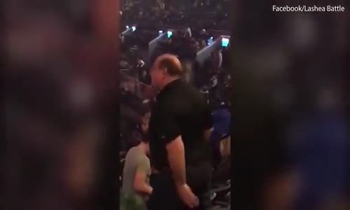 Oğlu İle Konsere Giden 50 Yaşındaki Babanın Dans Performansı