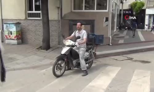 Vatandaşlara Tek Tek Maske Soran Polis Memuru Fenomen Oldu