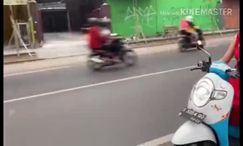 Motosiklet ile Seyir Halindeyken Yıkanan Kadınlar 