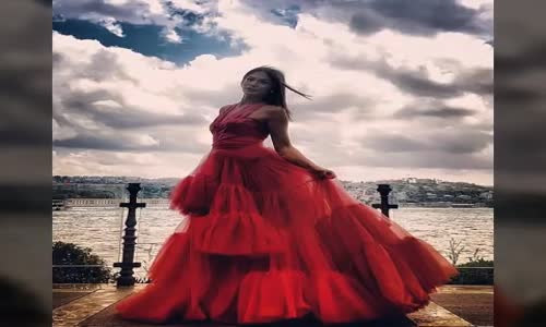 Demet Özdemir Erkenci Kuş'ta Giydiği Tuvanam Marka Elbiseyle Poz Verdi