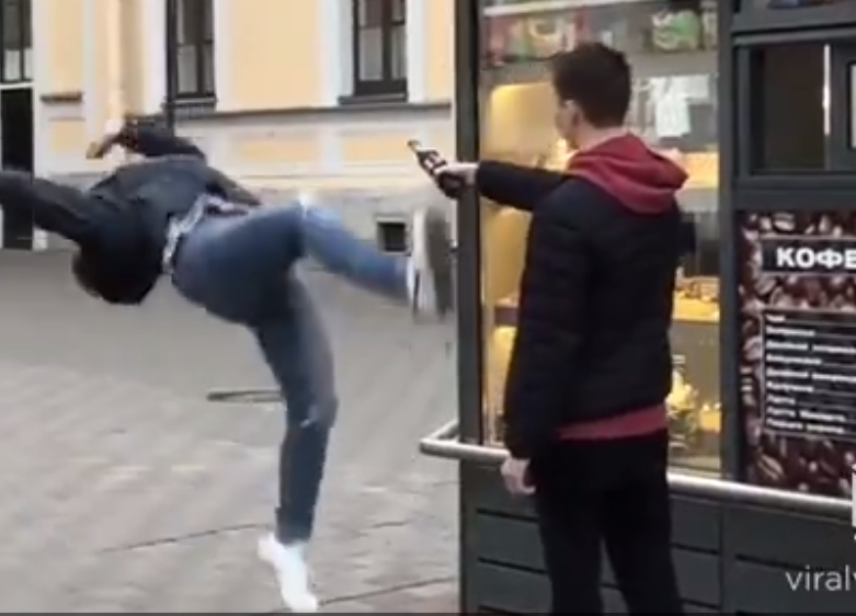 Şişe Kola Açmanın En Artistik Hali