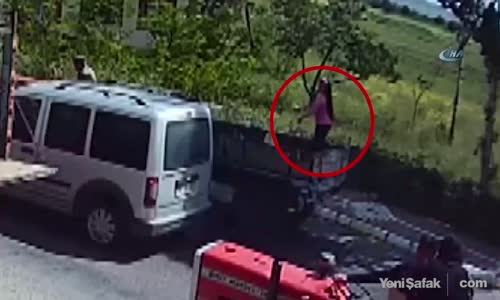 Küçük Kız Traktör Kasasından Böyle Düştü