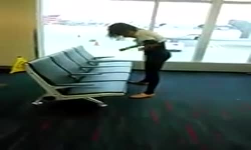 Ellerini Kullanmadan Koltukların Altından Geçmeyi Başaran Kız