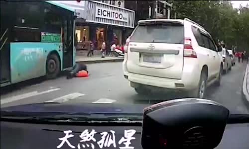 Baba ve Oğlu Feci Kazada Otobüsün Altında Kaldılar!