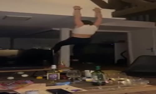 Evde Sallanırken Televizyonu Kıran Kız 