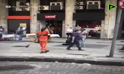 Sokak Müzisyenine Dansıyla Eşlik Eden Temizlik Görevlisi 