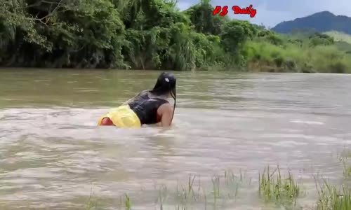 Balığı Ağla Kendini Atıp Balık Yakalayan Etekli Kadın