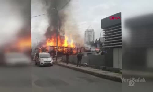 Ataşehir'de Kereste Deposu Alev Alev Yandı