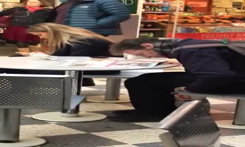 Gazete Okurken Uyuyakalan Eleman