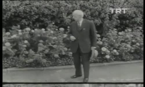 İsmet İnönü Bahçede izle 