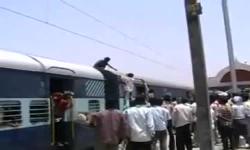 trenin üstünde elektrik çarptı.