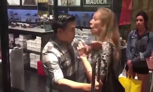 Mağaza Çalışanı İle Turist Kadının Yumruklu Kavgası