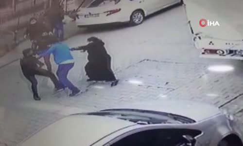 Esenyurt’ta sopalı yol verme kavgası kamerada 