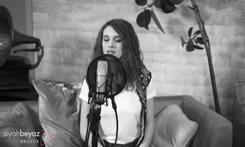 Elif Suluova - Delidir (SiyahBeyaz Akustik)