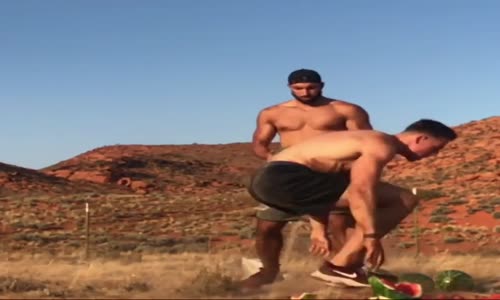 Karpuz ile Güç Gösterisi Yapan Gençler