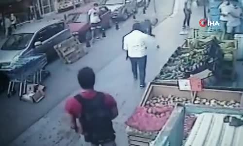 Kadıköy'de bıçaklı dehşet kamerada