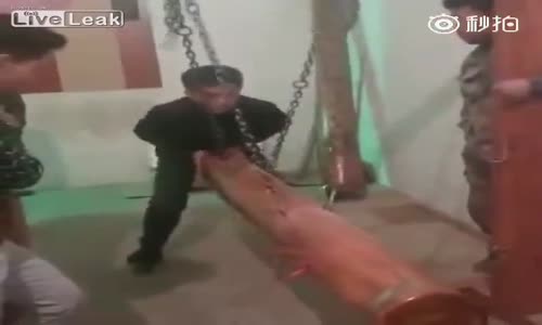 Kasıklarını Kütük İle Test Eden KungFu Ustası