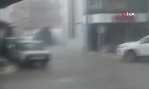 Çanakkale’ye nohut büyüklüğünde dolu yağdı 