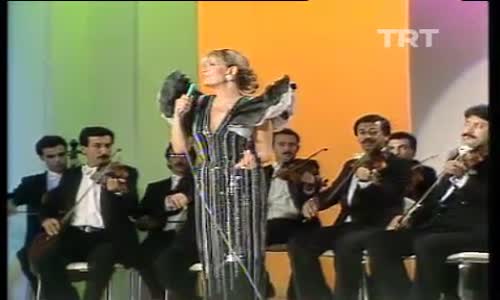 Emel Sayın-Sevgisiz Yaşayamam izle