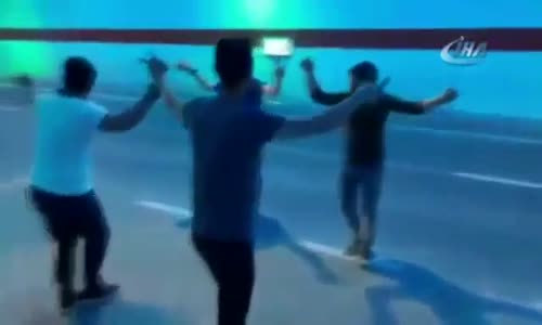 Ovit Tünelinde Kaşık Havası Oynayan Gençler