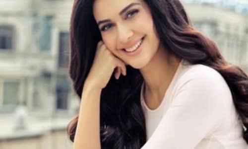 Bergüzar Korel'in 1 Milyon Takipçi Sevinci