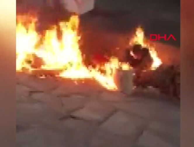 Sokakta Yatan Evsizlerin Üzerine Alkol Döküp Yaktı!