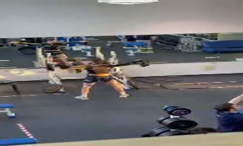 Spor Yapan Adamın İlginç Halter Çalışması 