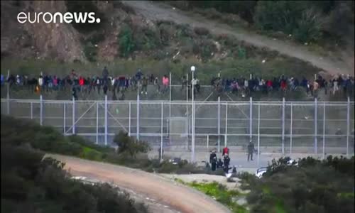 İspanya-Fas sınırında kaçak göçmenler tel örgülerde yakalandı