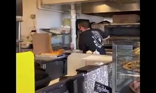 Siparişi Aşırı Sıcak Hazırlayan Pizza Ustası 