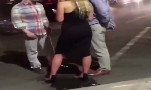 Ayakta Muhabbet Ederken Olduğu Yere İşeyen Kız