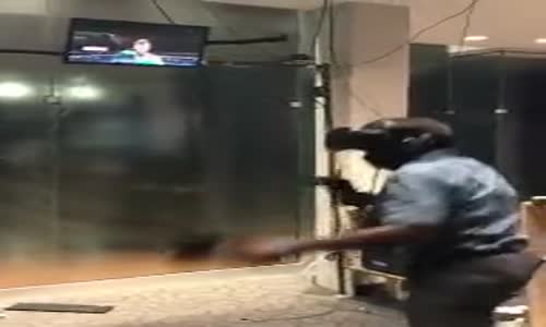 Sanal Gerçeklik Gözlüğünün Hakkını Veren Yaşlı Adam 